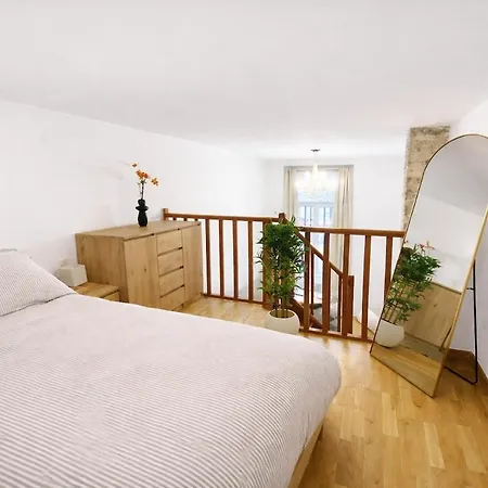 Charming Modern Duplex In Center Of
